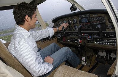 Ein Berufsflugzeugführer bedient ein Flugzeug.