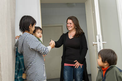 Eine Haus- und Familienpflegerin spricht mit Kindern.