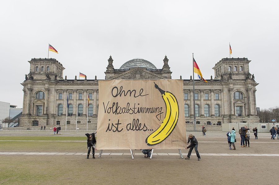 Eine Kunstaktion fand zur Volksabstimmung vor dem Deutschen Bundestag statt.