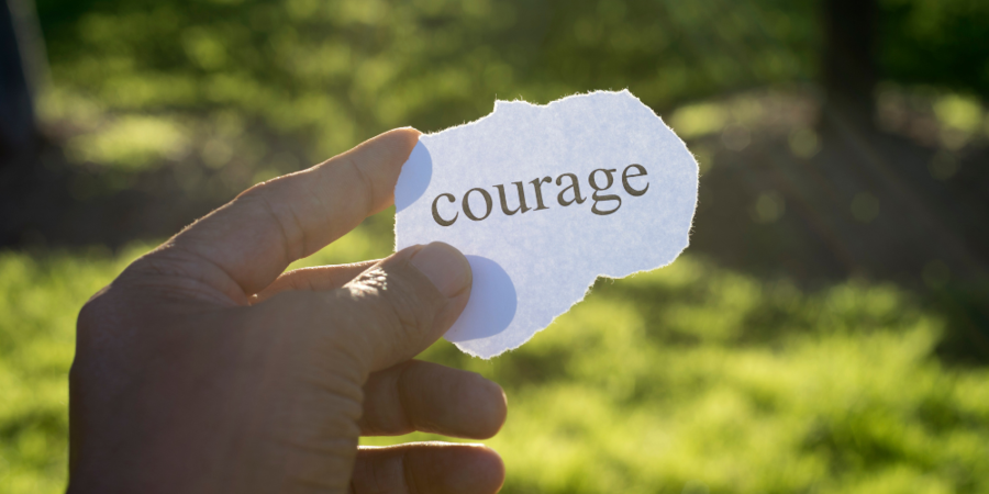 Auf einem Papierstück steht "Courage".